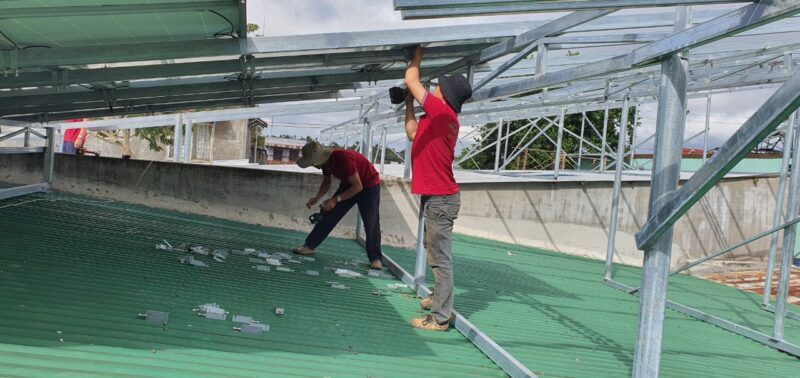 Đội ngũ kỹ thuật lắp đặt hệ thống điện mặt trời tại Lâm Thao, Phú Thọ