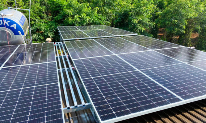 Điện mặt trời phát điện tối đa vào giờ cao điểm nắng tại Lâm Thao, Phú Thọ
